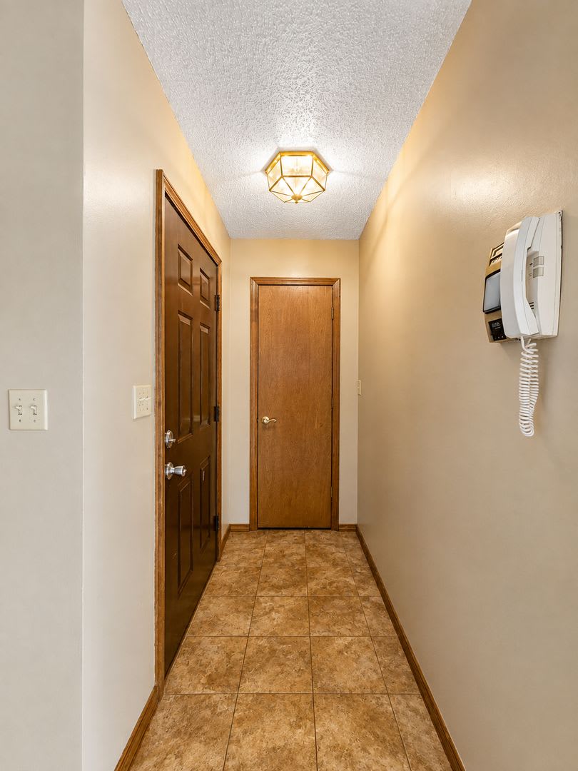 2 Bedroom 1 Bath Court Yard Downtown Close To Msu Drury And Nightlife Small Pets Welcomed Indoor Garage Parking – photo 3