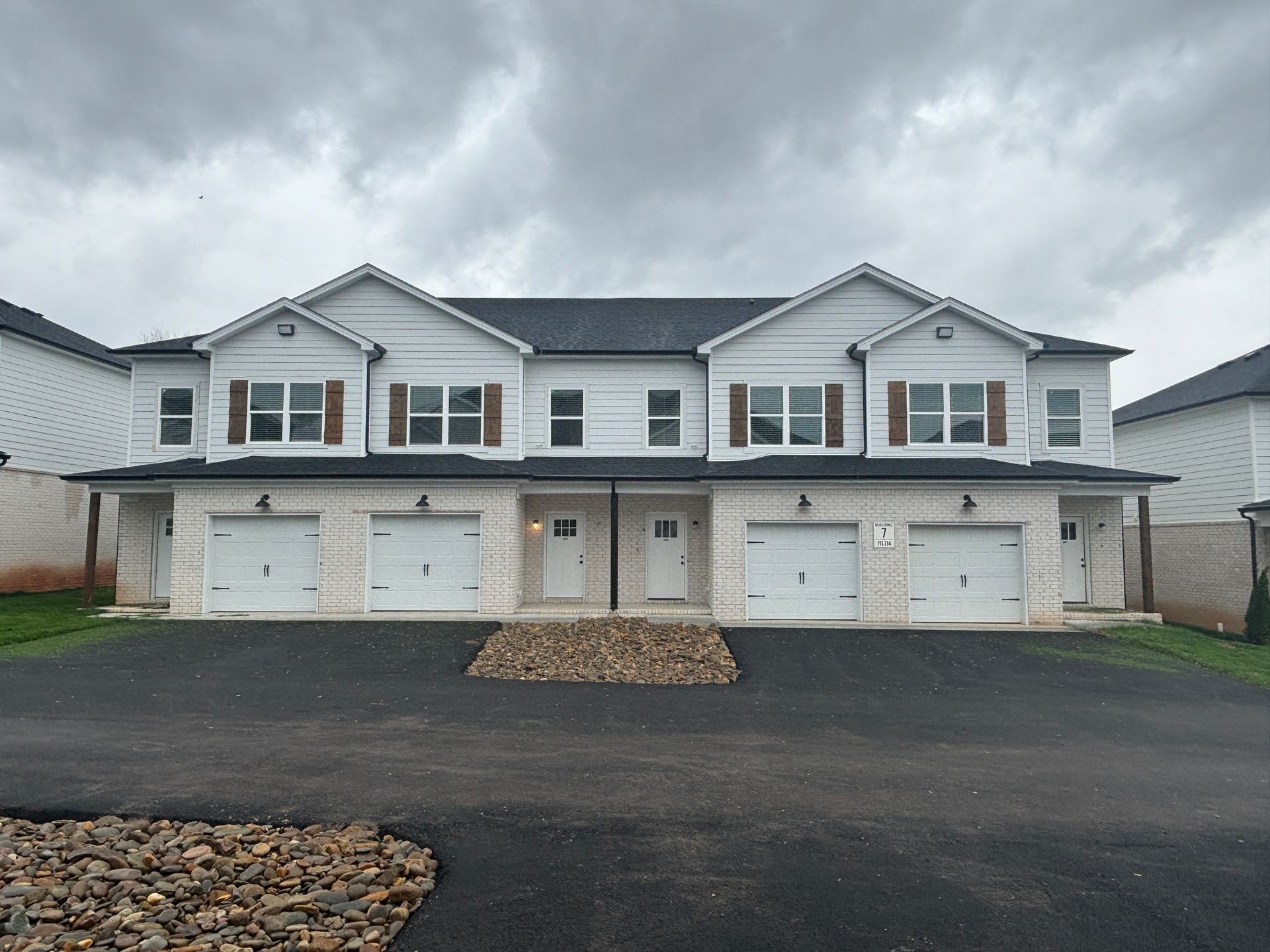 2 Bed/2.5 Bath Townhome with Garage (Trash Included) – photo 5