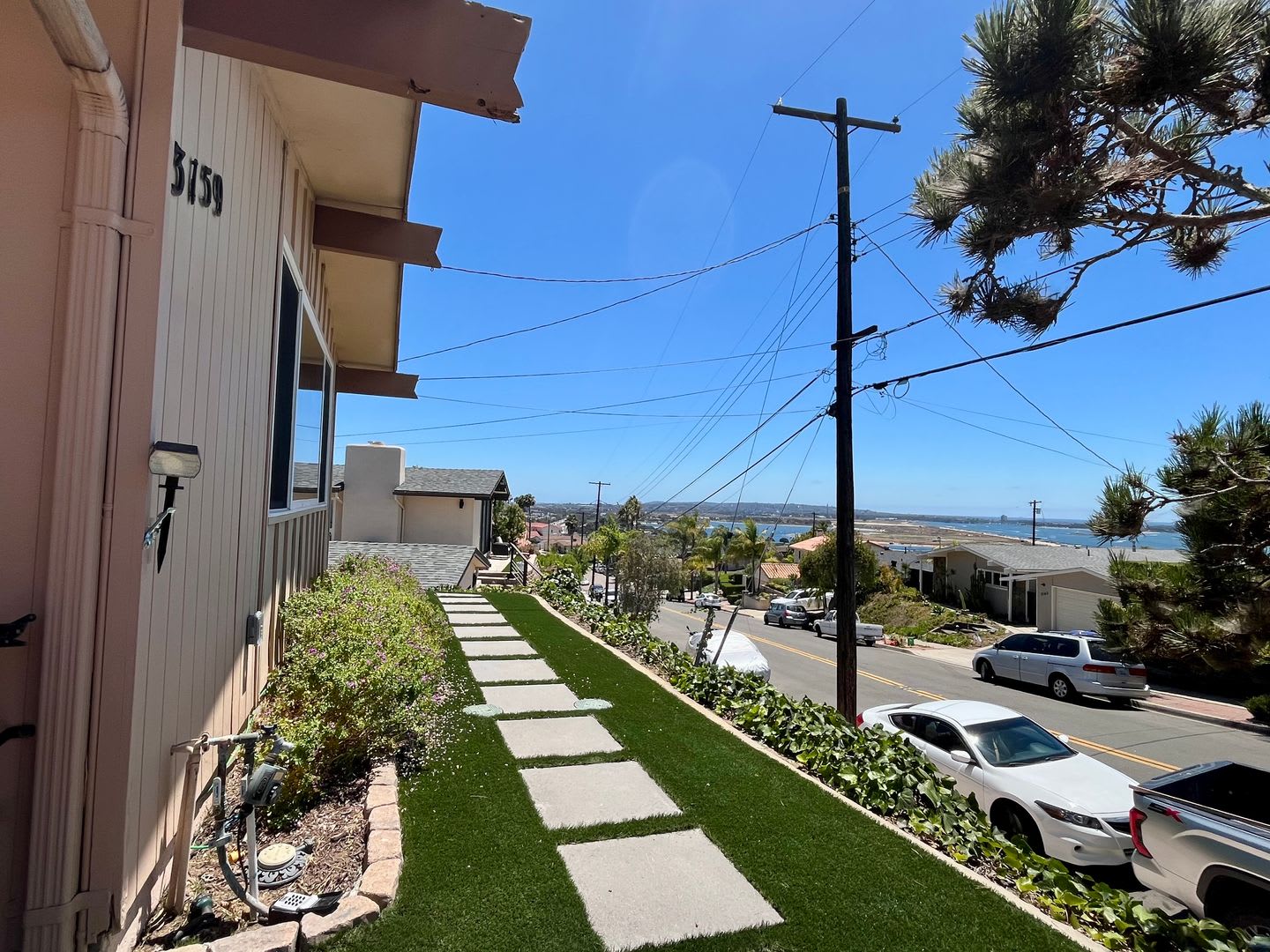 4 Bedroom 2.5 Bathroom Home, Newly renovated Modern finishes Bay and ocean water views Open layout – photo 2