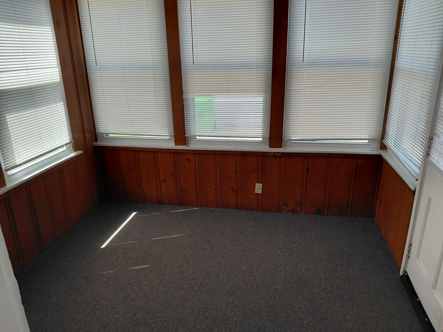 4 bedroom, 2 full bath bungalow near Cedar and Warrensville – photo 2