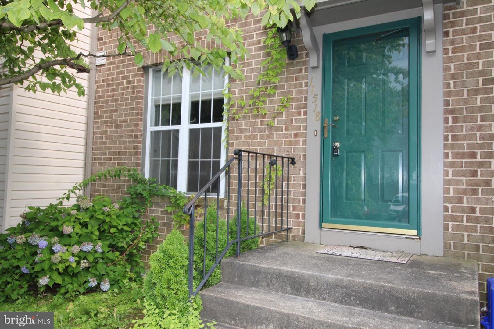 Welcome to this move-in-ready townhouse in the Brandermill community. – photo 1