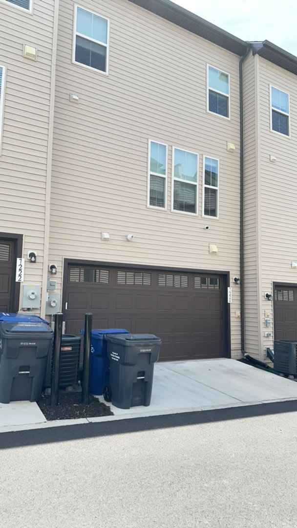 Beautiful contemporary TH in desirable North Hill – photo 3