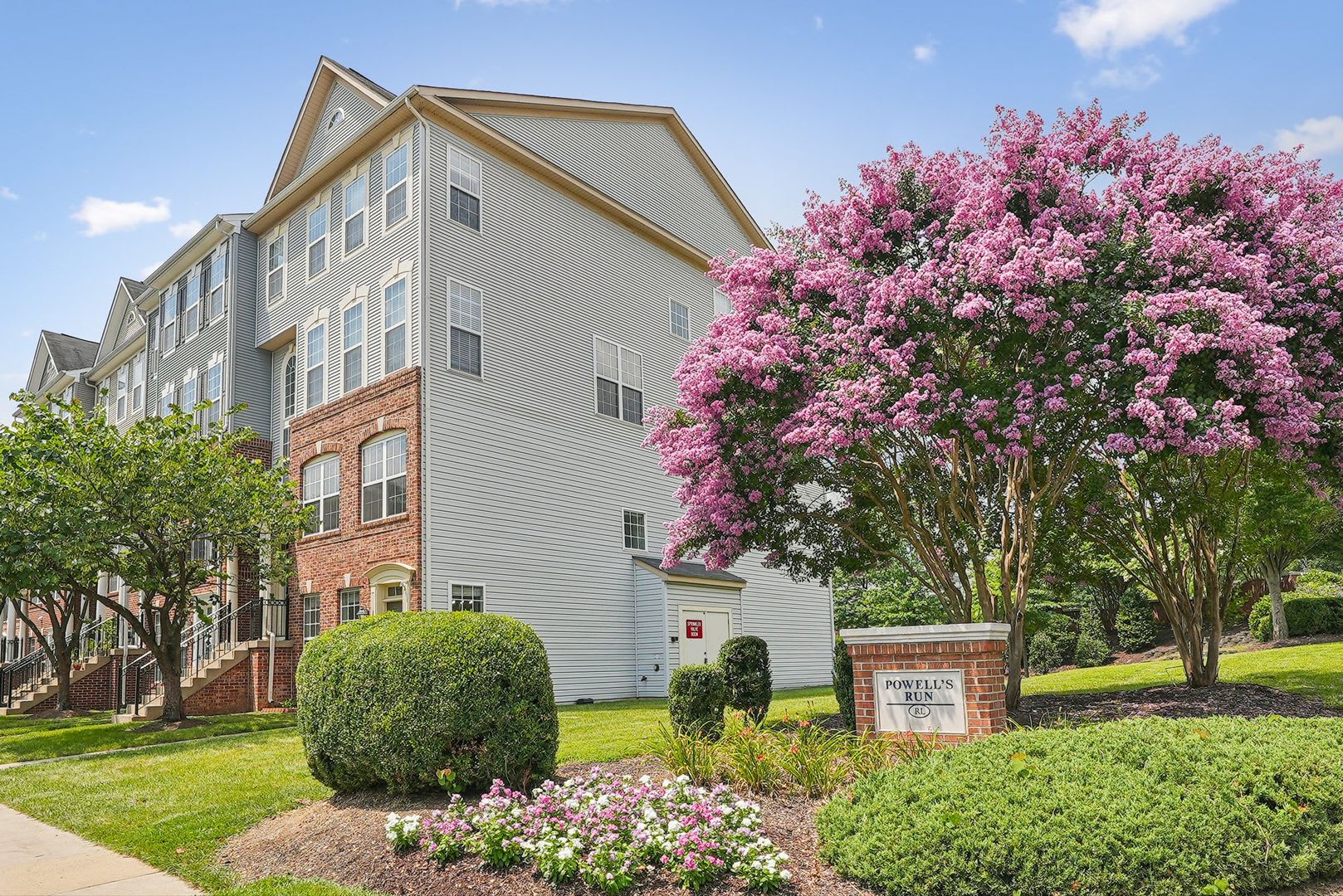Beautiful End-Unit Townhome-Style Condo Near Stonebridge! – photo 4
