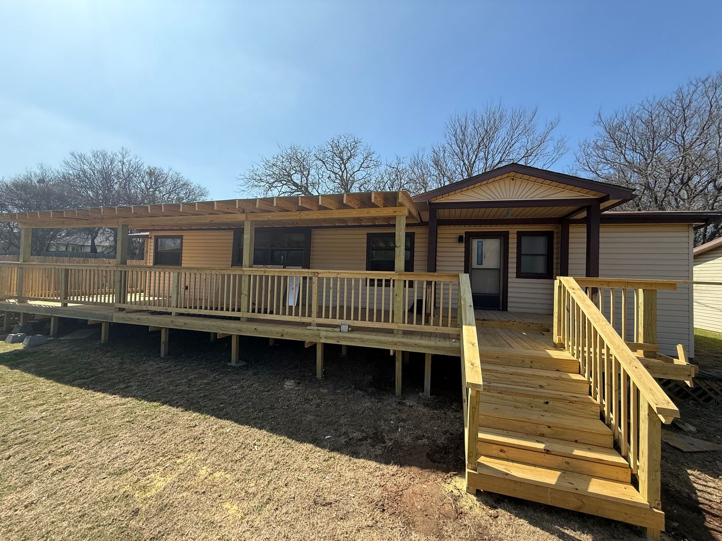 MOVE IN SPECIAL $800 OFF 1ST FULL MONTHS RENT!!! Gated area 3/2 Granbury – photo 1