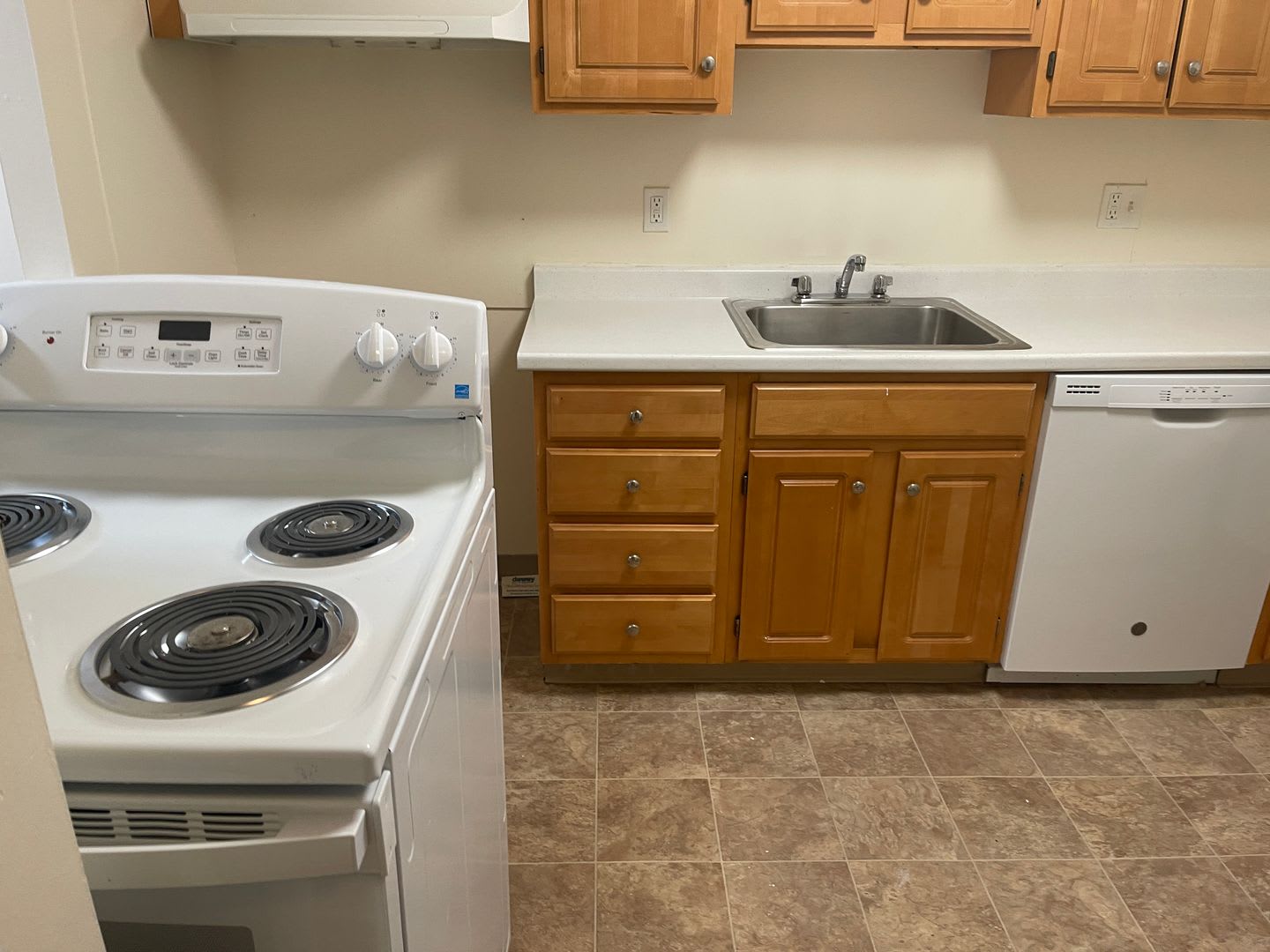 FREE MONTH Modern 2 Bed No Lead HW Inc AC New floors, Dishwasher, elevator,laundry NICE UNIT! – photo 2