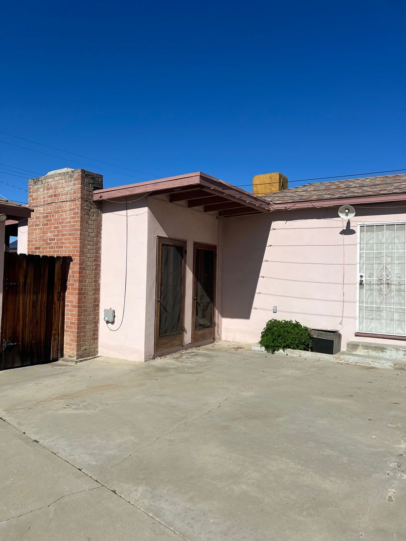 1 Bedroom, 1 Bathroom Back Unit – photo 2