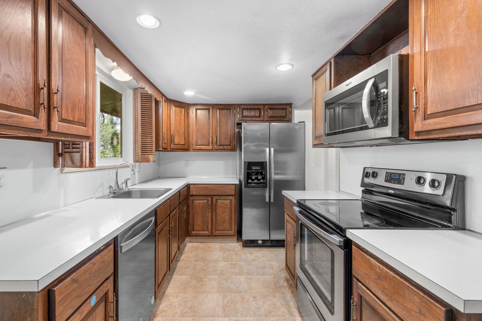 Spacious 4 Bed 2 5 Bath Upper Table Mesa Abode Available Now – photo 5