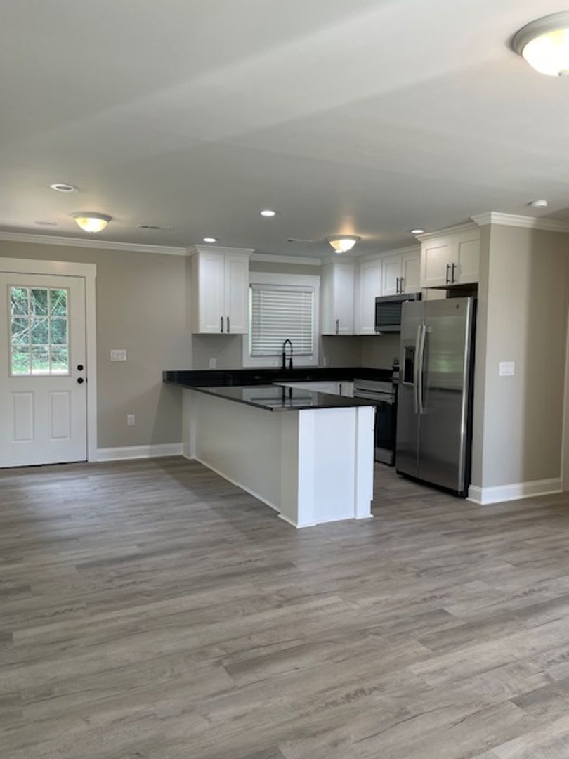 Charming 3 Br 2 Ba Bungalow Just Minutes From Downtown Greenville – photo 3