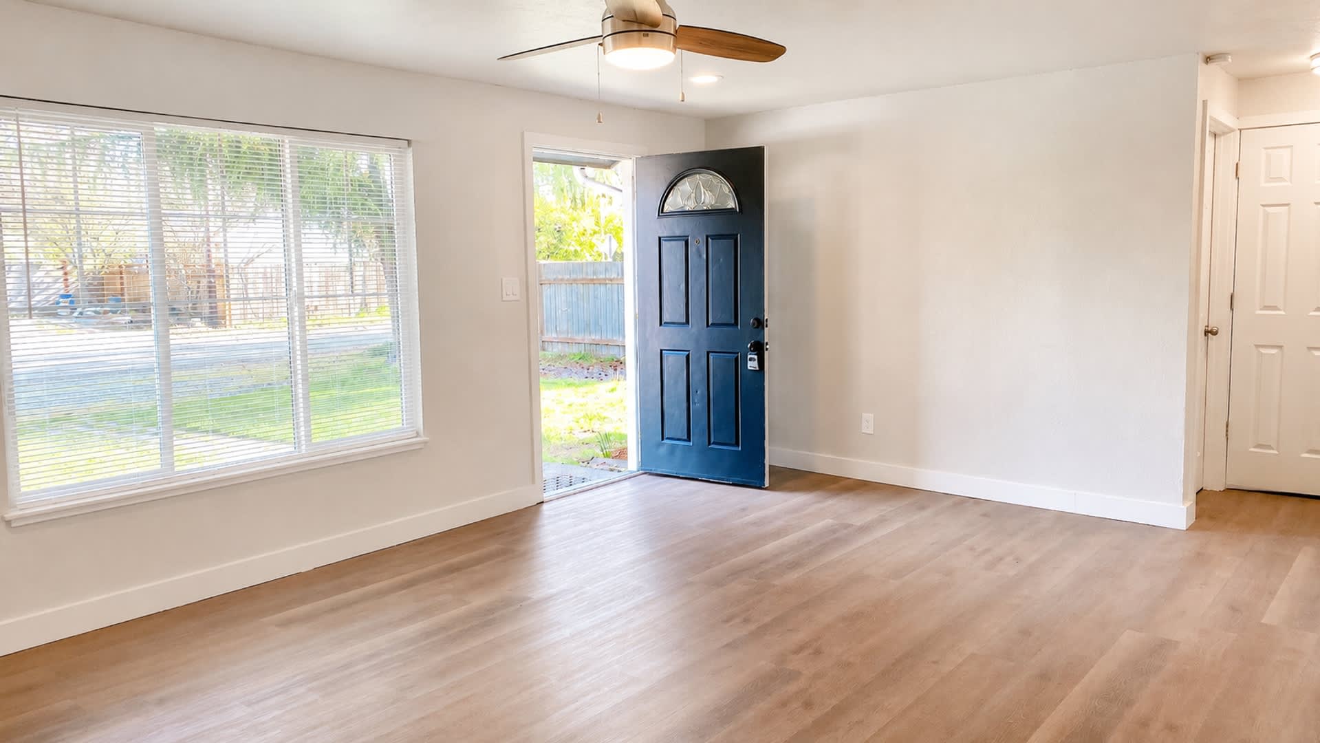 Renovated 3-Bedroom Home with Fenced Yard, Fireplace & In-Unit Laundry – photo 3