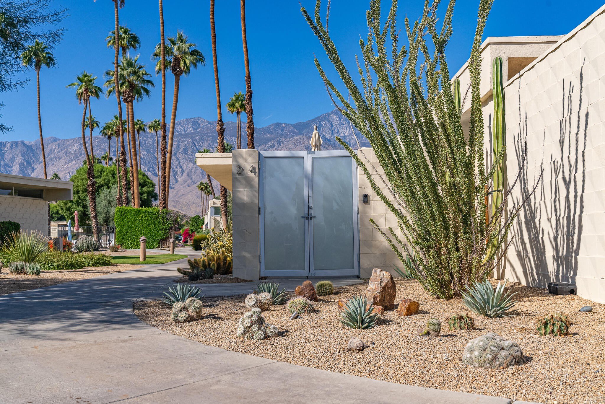24 Desert Lakes Drive – photo 1