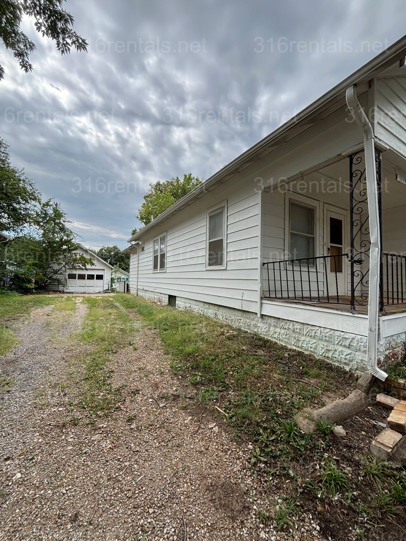 Two Bedroom One Bath House Available Now – photo 2