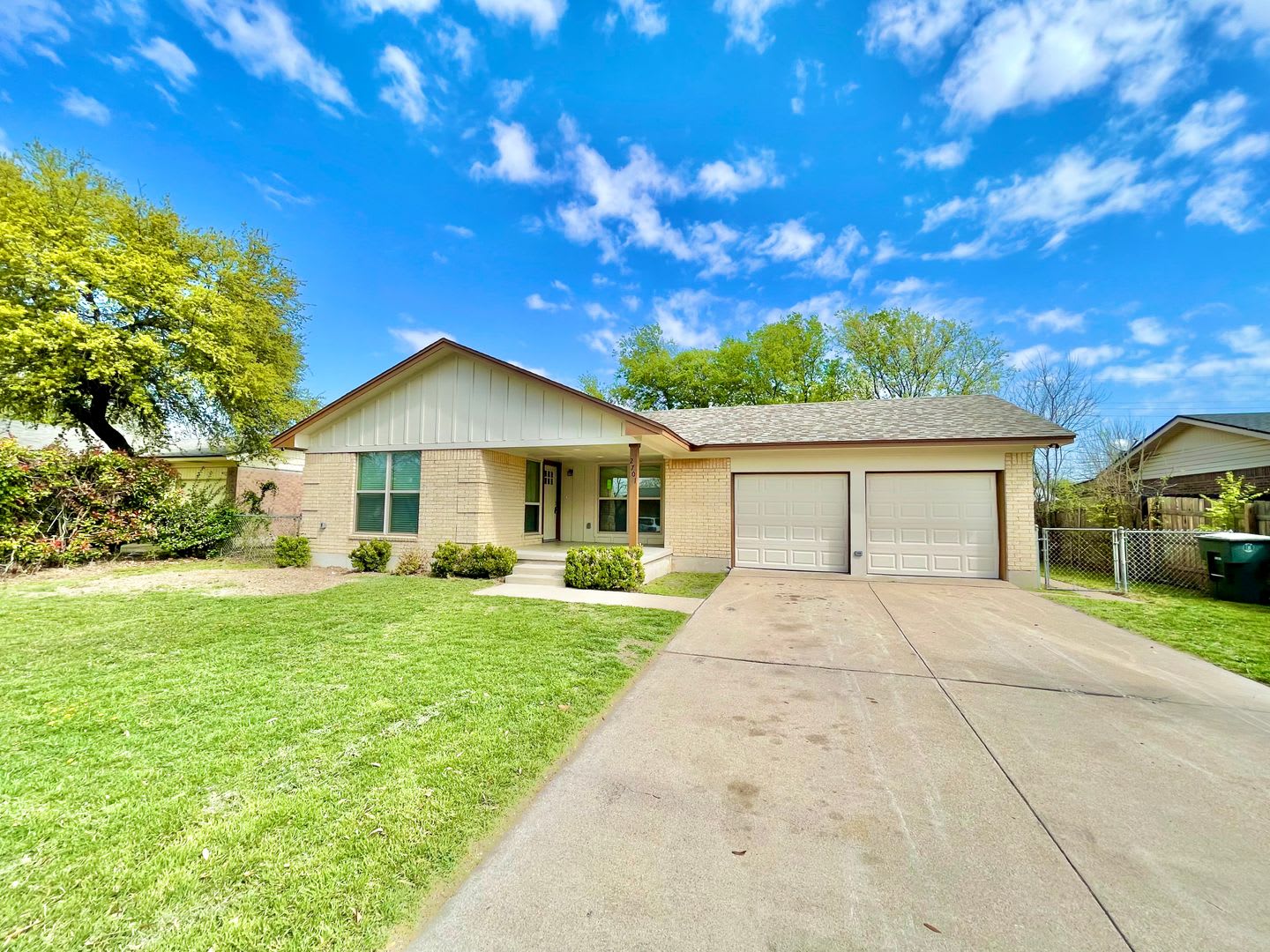 Renovated in 2023, 3 Bedroom 2 Bath Home now available! – photo 1