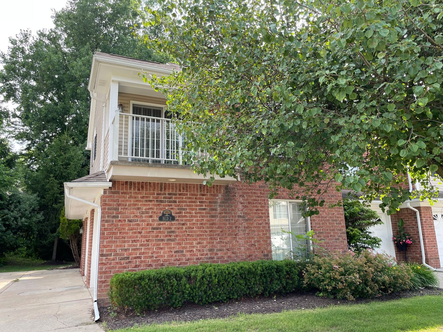 Shelby Twp 2 Bedroom 2 Bath Attached Garage With Balcony Updated Kitchen – photo 2