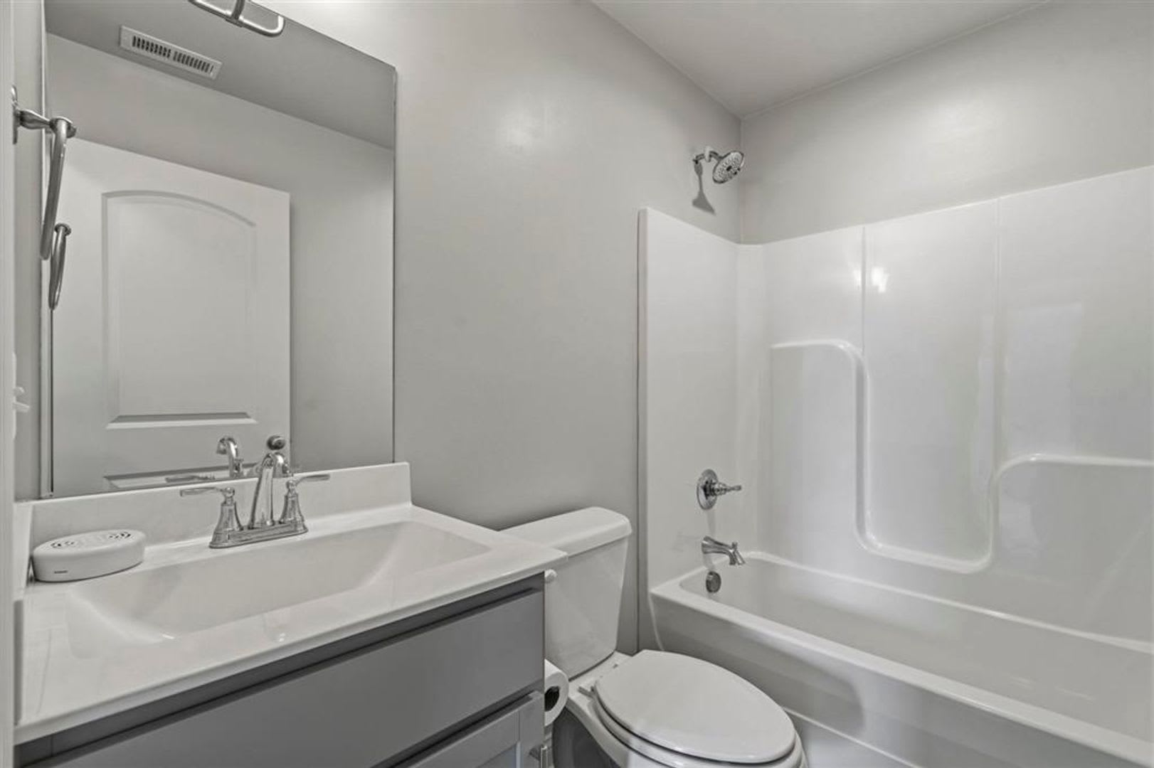 South Warren Beauty – 3 Bed, 2 Bath Home with Covered Porch & Spacious Yard! – photo 3