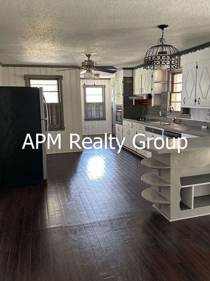 1421 Adella Street – photo 5