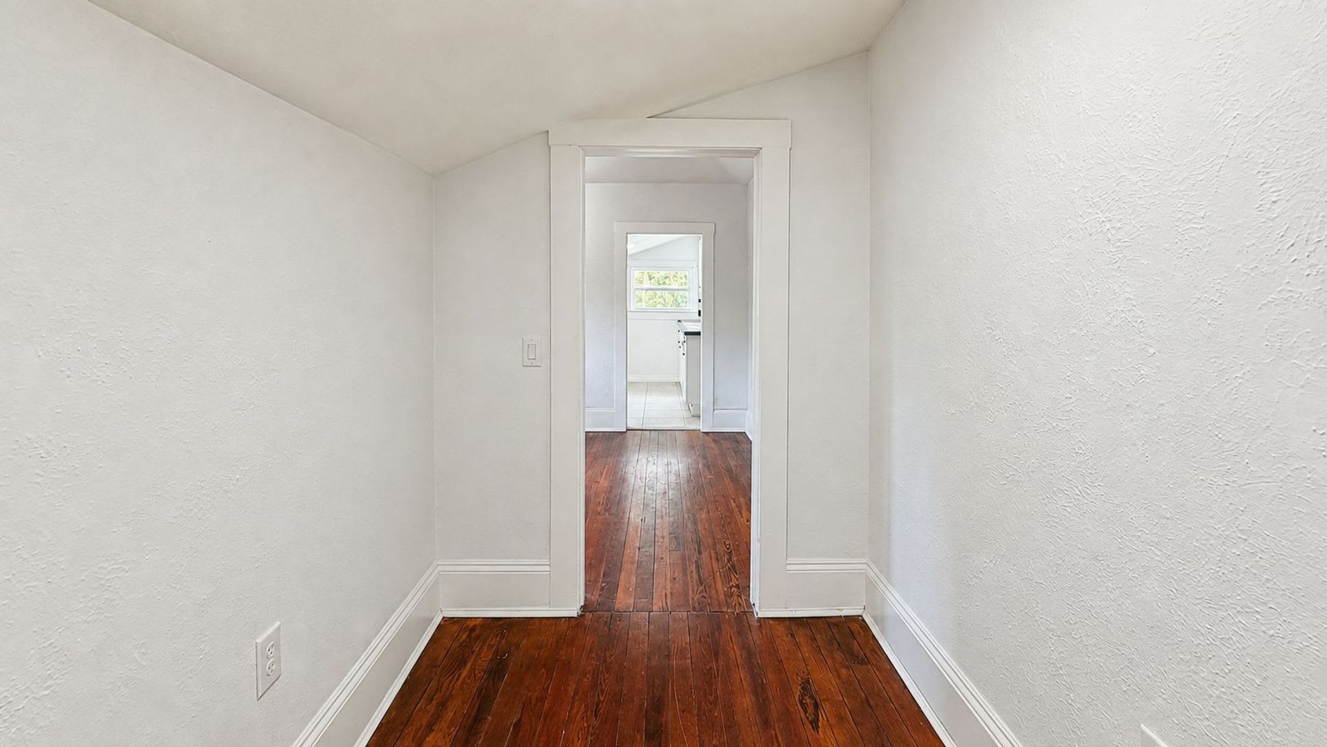 Unique 2 Bedroom Apartment in Downtown Leesburg Across from the Park – photo 2