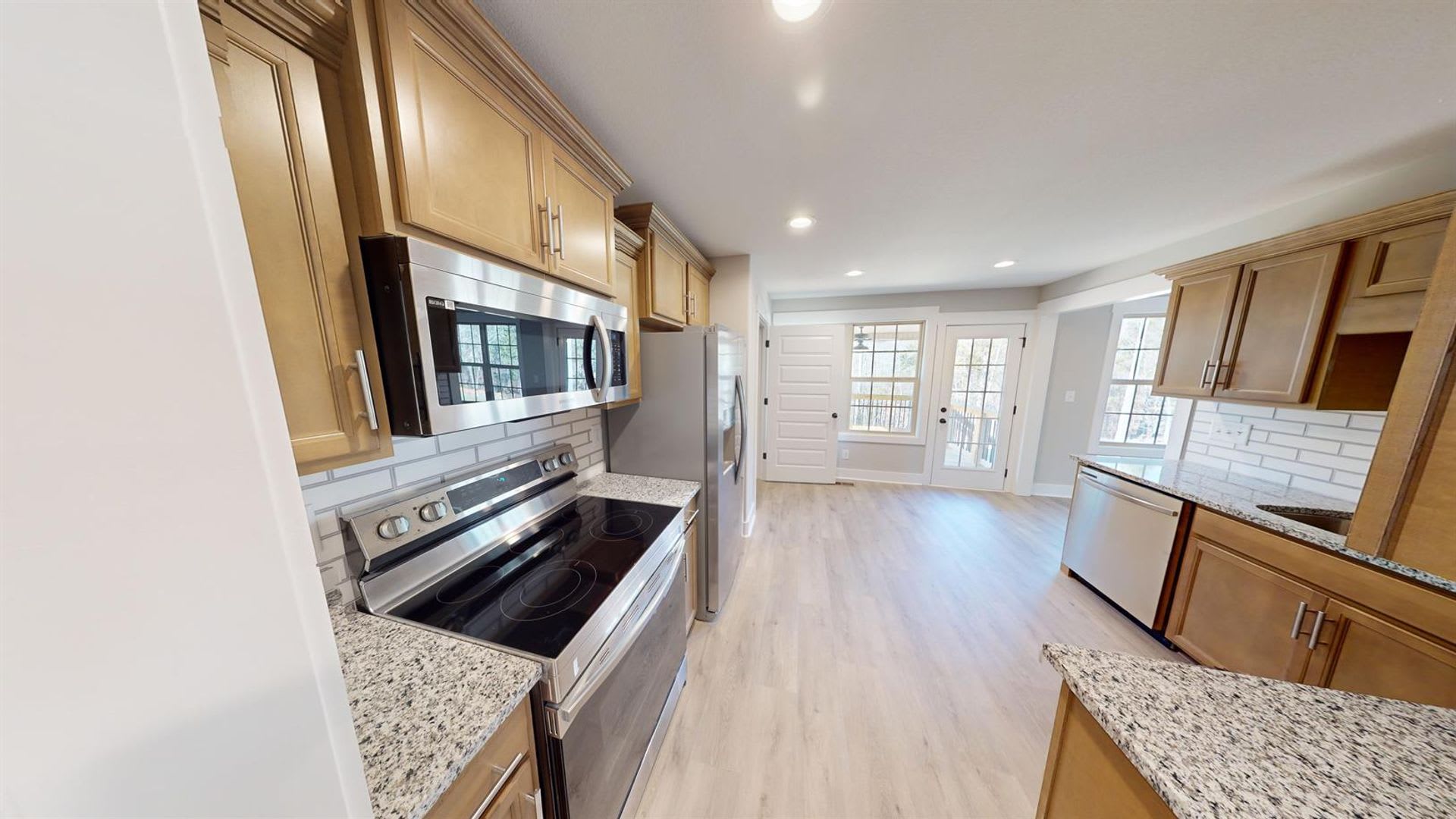 Beautifully Upgraded Home with Large Eat-In Kitchen And Spacious Primary Suite – photo 5