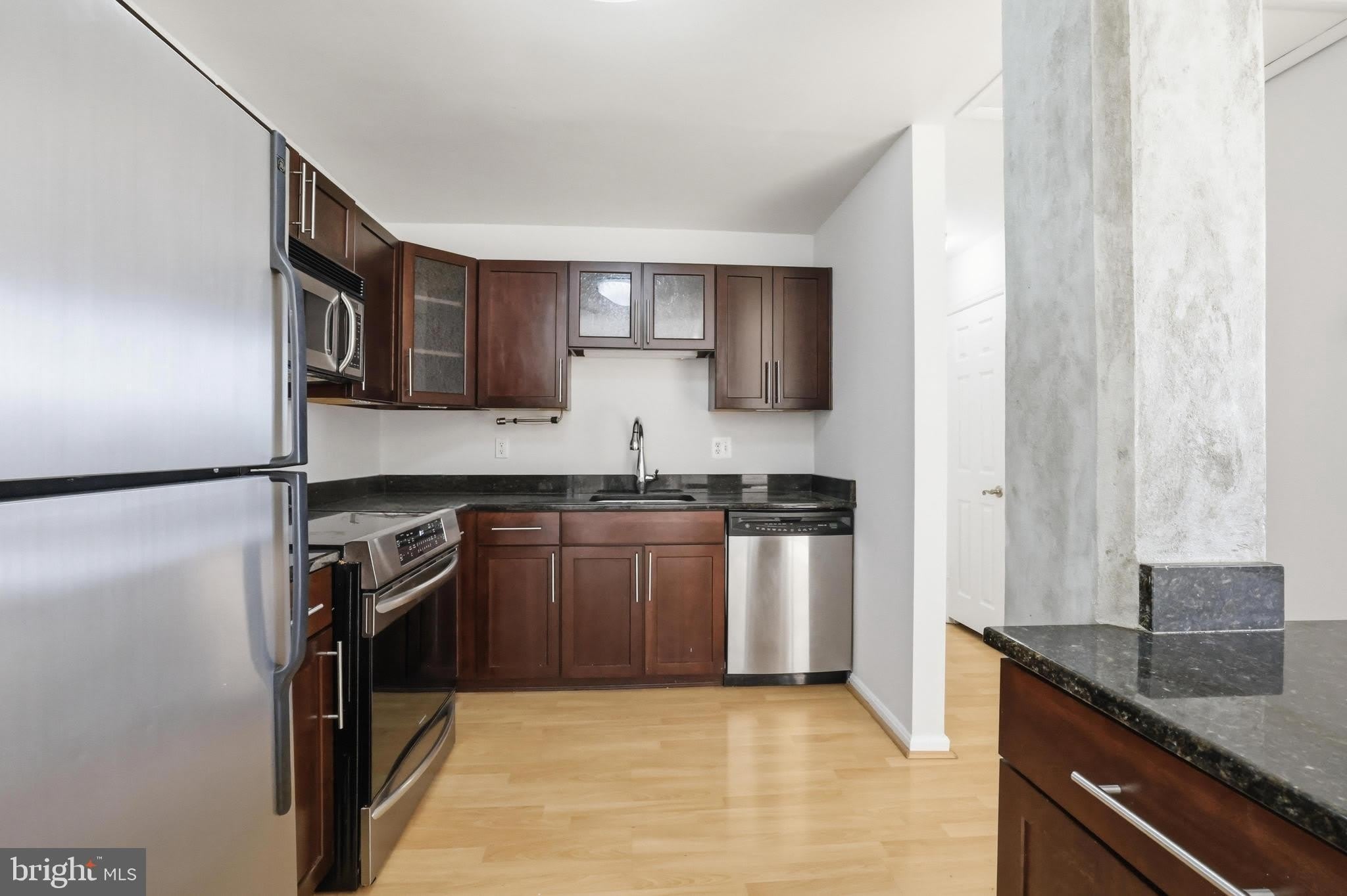 1011 HUNTER Street – photo 4