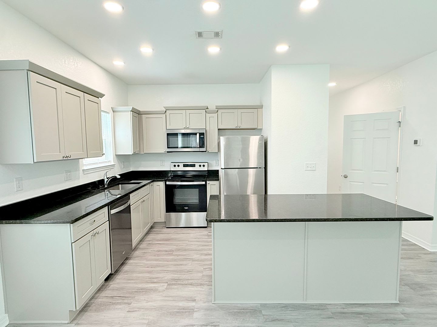 Spacious 4 Bedroom Townhome – photo 4
