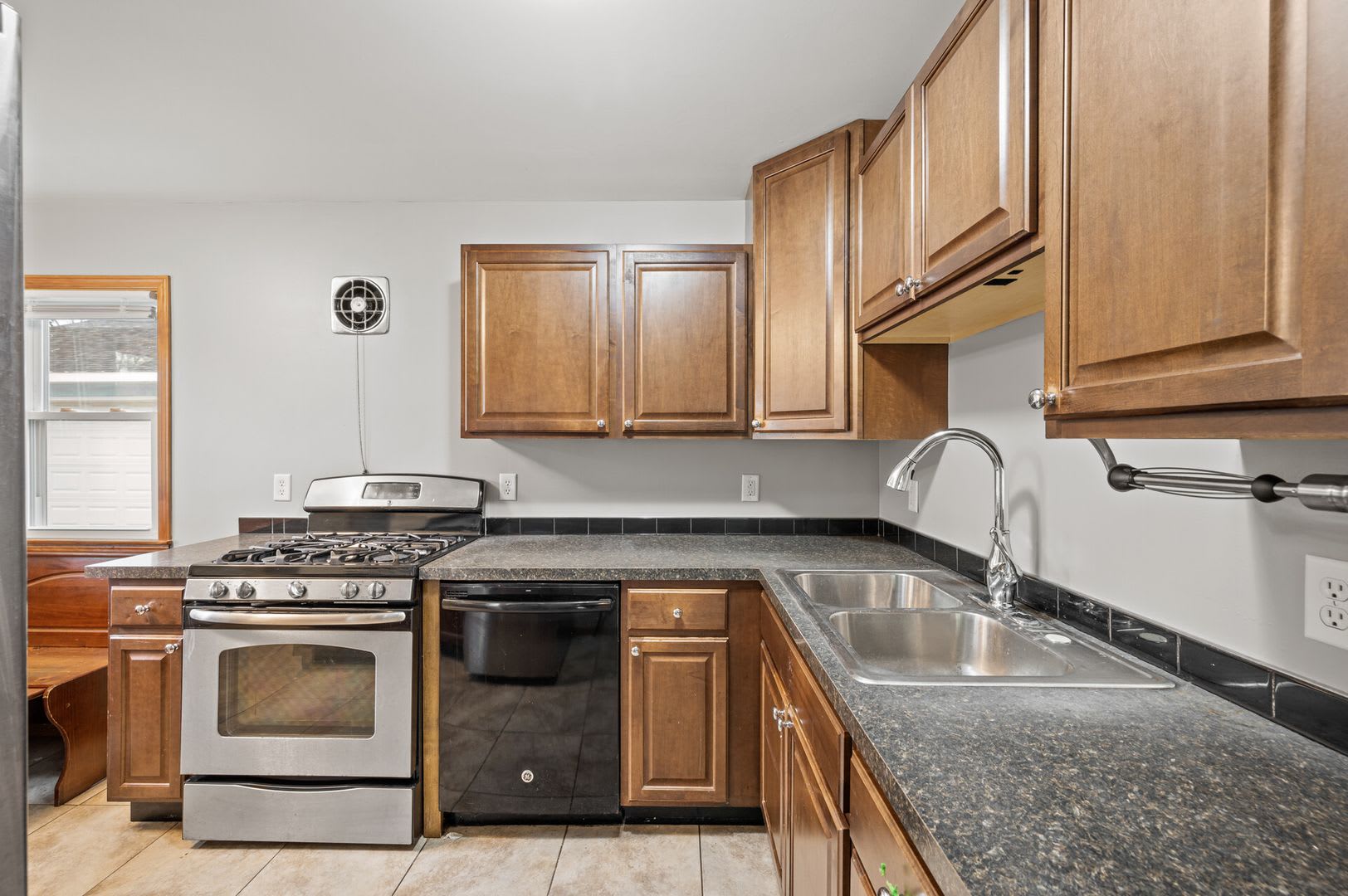 Beautiful 3BR/2Bath House Available Oct 1 – photo 3