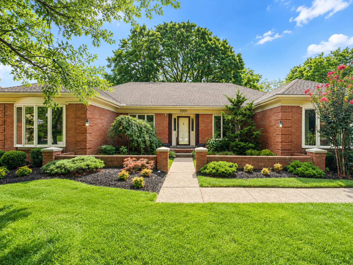 Spacious Walkout In Desirable Location – photo 2