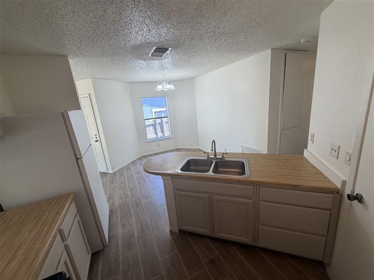 Renovated 2 bedroom/2 bath duplex with garage and fenced yard – photo 5