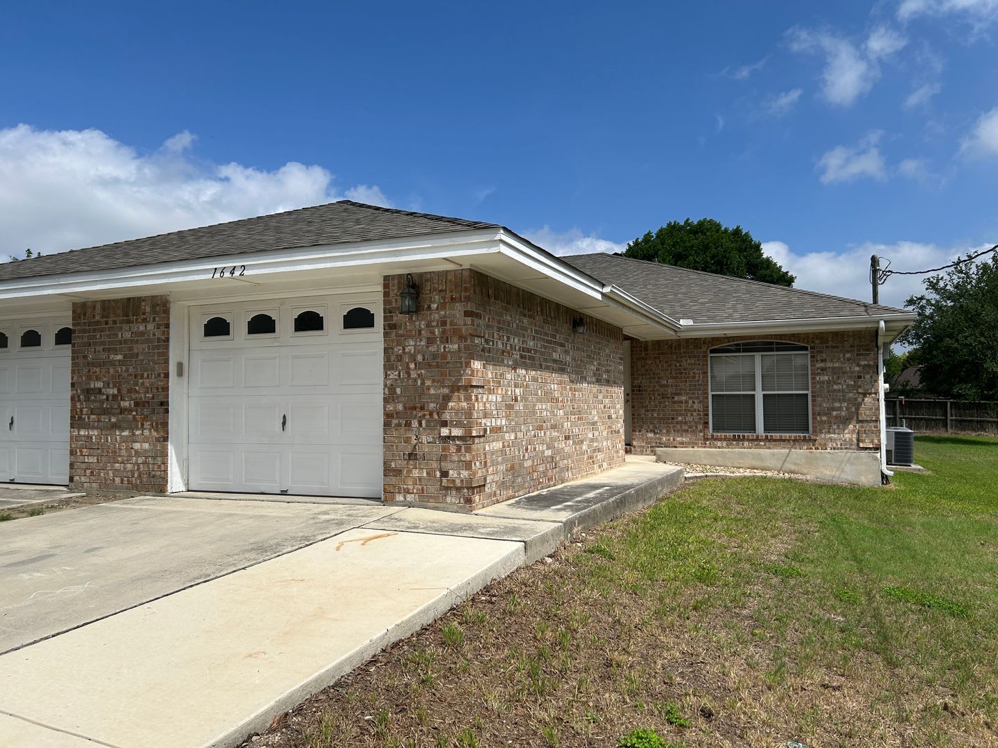 3 2 2 On County Line Rd Walk To Kraft Park The Countyline Memorial Trail Fridge Included No Carpet Nbisd 2 Weeks Free Rent – photo 1