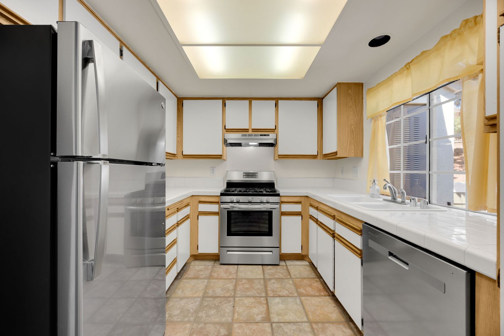 Spacious upper-level 2-bedroom, 2-bath condo featuring a private balcony/patio & upper loft – photo 4