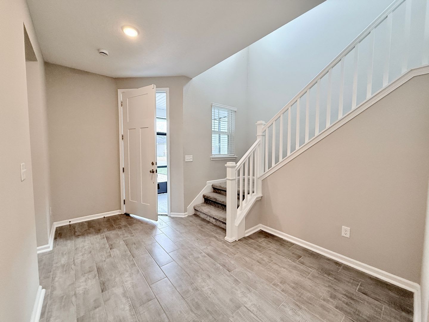 Bright & Spacious 4BR Home with Screened Porch & Paver Patio – photo 5