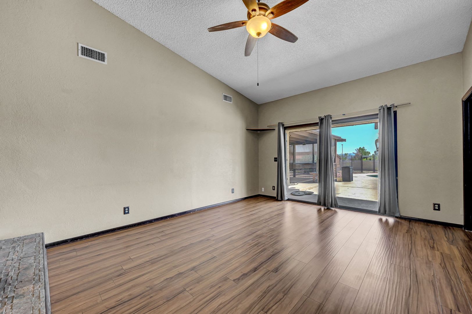 5-bedroom, 4-bathroom single-story home – photo 3