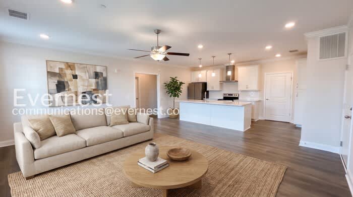 828 Goswell Drive – photo 2