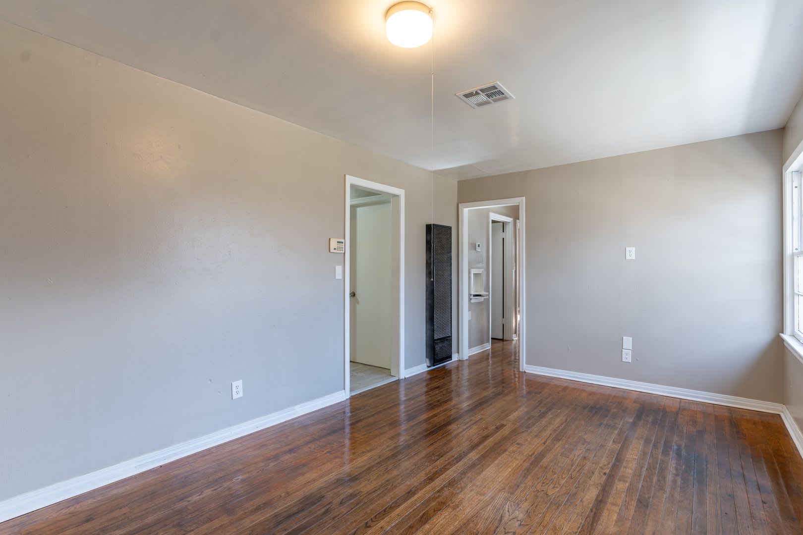 Introducing a charming 4-bedroom, 1-bathroom home nestled in the heart of Midwest City – photo 2