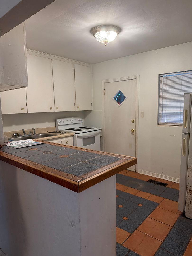 2 Bedroom 1 Bath Duplex Walking Distance To Fsu Available Now – photo 4