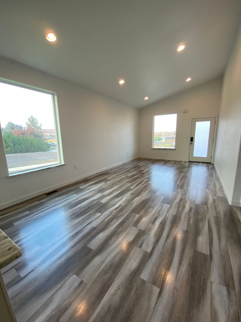 Nearly new 2 bedroom with garage – photo 5