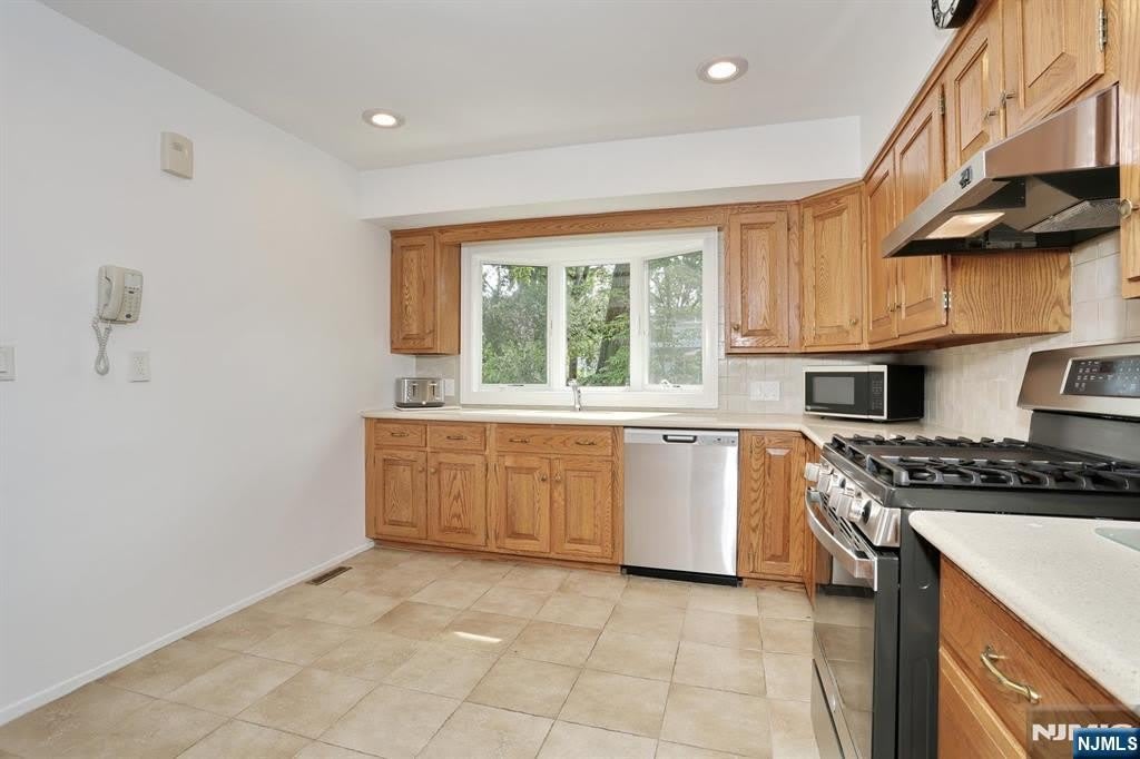 253 Jeffer Street – photo 5