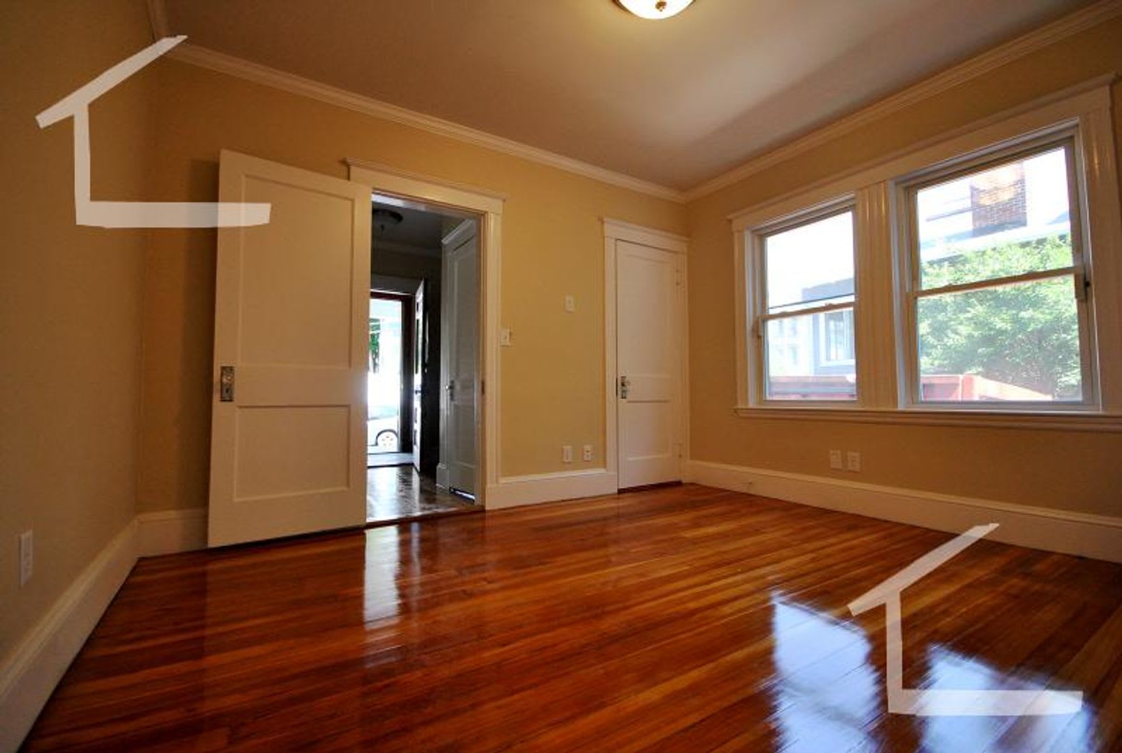 Large 4 Bed In Oak Square – photo 3