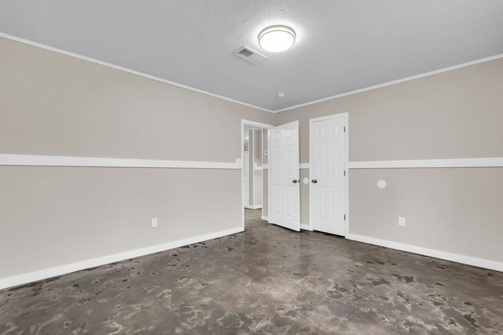 Recently Renovated 2 Bedroom 1 Bath Apartments for Rent! – photo 2