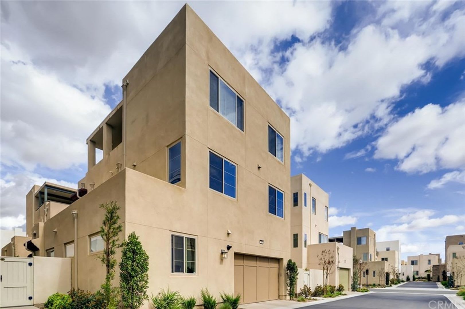 Stunning Tri Level Home in Great Park Community – photo 3