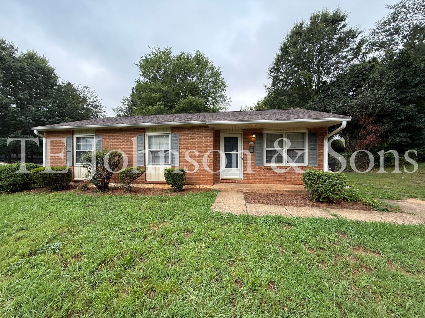 Charming 4 Bedroom Ranch with Fenced Yard and Hardwood Floors – photo 1