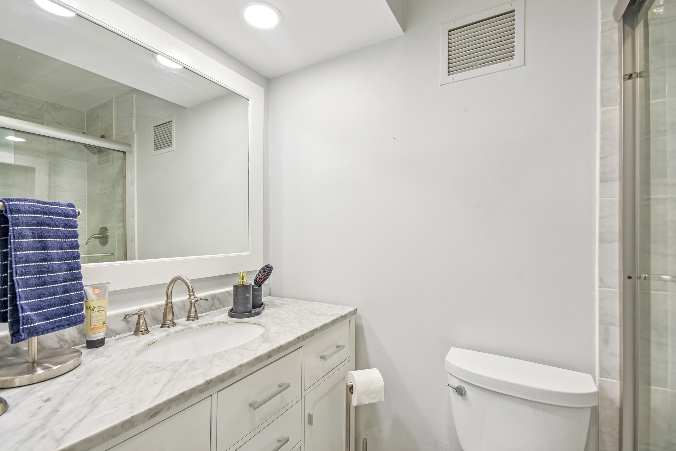 260 E Chestnut St – photo 3