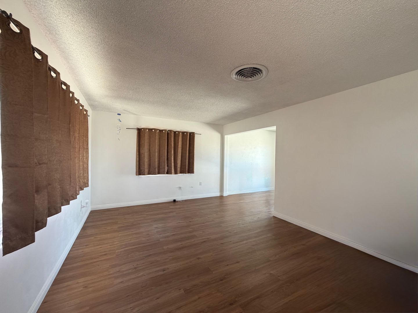 3 Bedroom 1 Bathroom House With Spacious Bedrooms And Fenced Backyard – photo 3