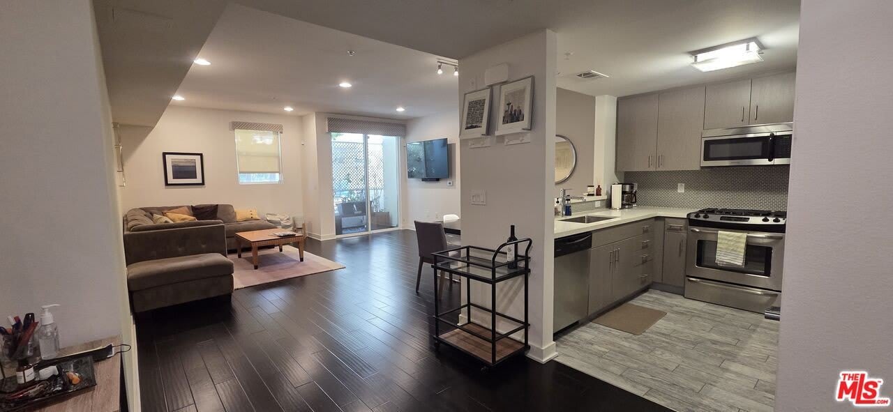 436 S Virgil Ave – photo 4