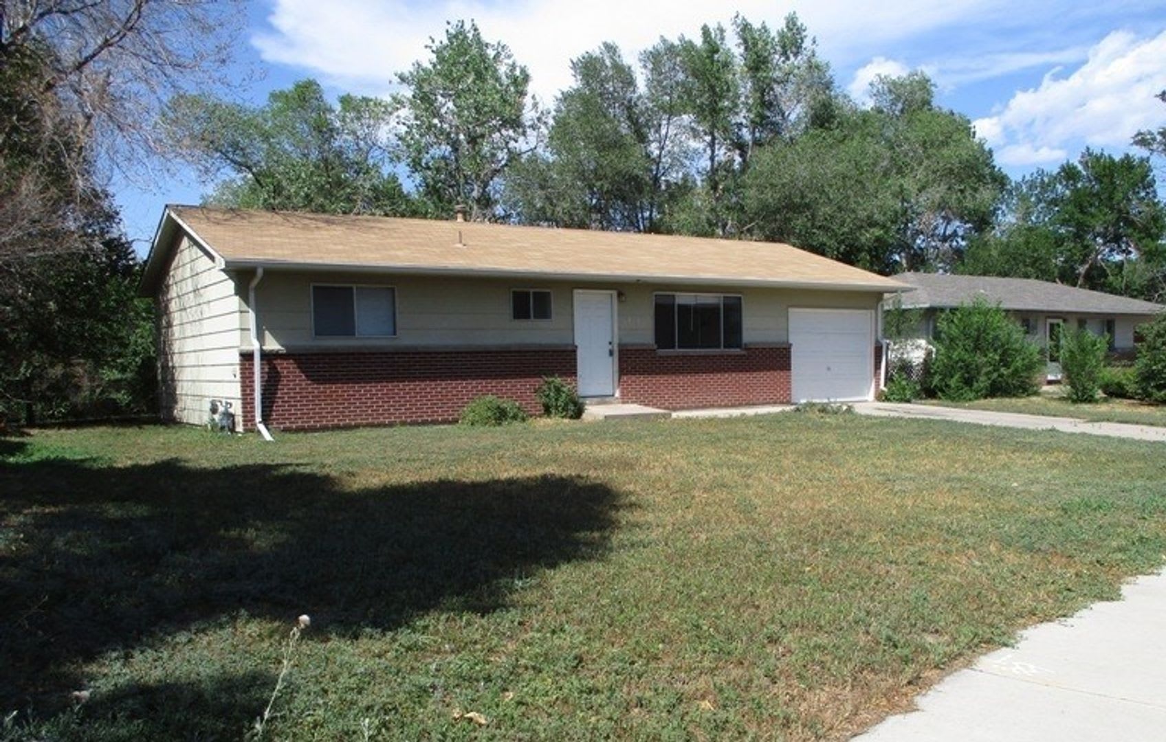 3-Bedroom Home Near Dining and Shopping – photo 2