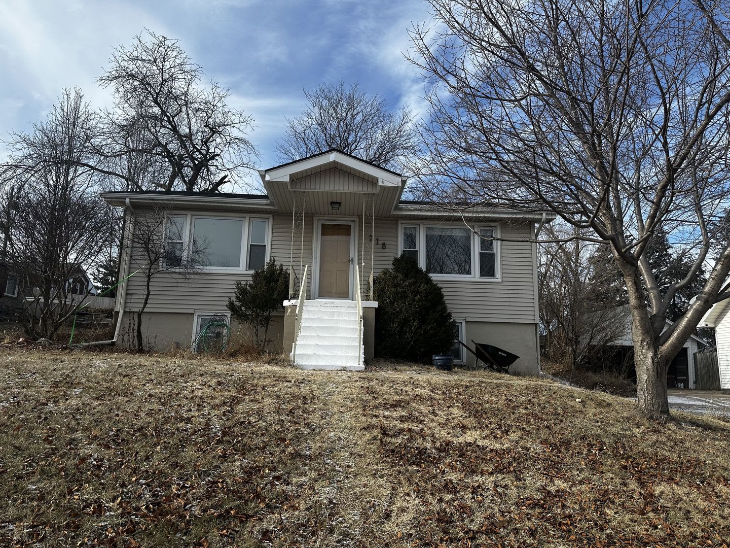 718 N 86Th St 3 Bed 2 Bath In Westside School District Hardwood Floors Finished Walkout Lower Level Detached Garage – photo 1