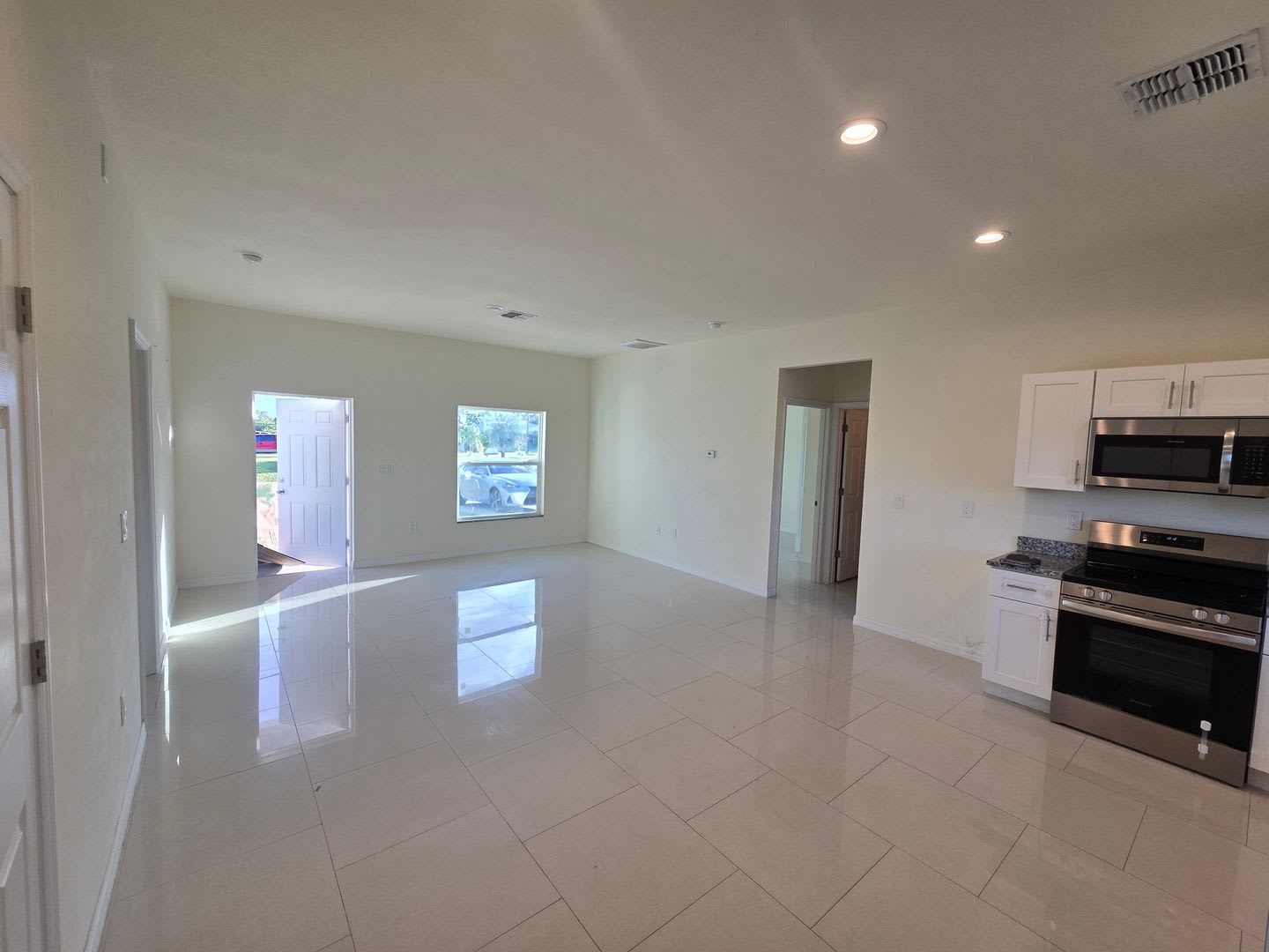 Great location, close to ST RD 82-Three bedroom/2 bathroom – photo 3
