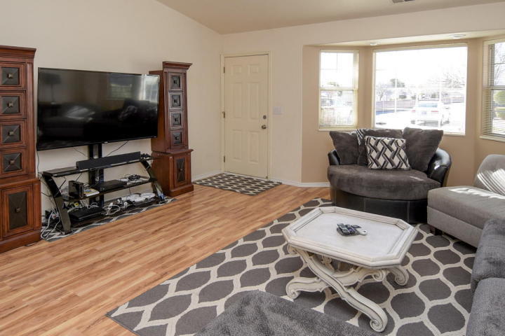Three Bedroom Stand Alone Town Home – photo 4