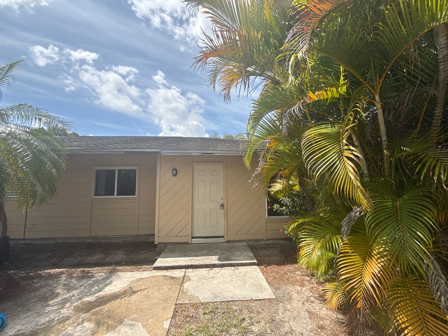 Ask About The Two Weeks Free North Fort Myers 3 Bedrooms 2 Baths Ready For A Long Term Tenant Pet Friendly Duplex – photo 1