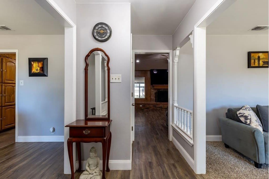 1634 Robin Place – photo 2
