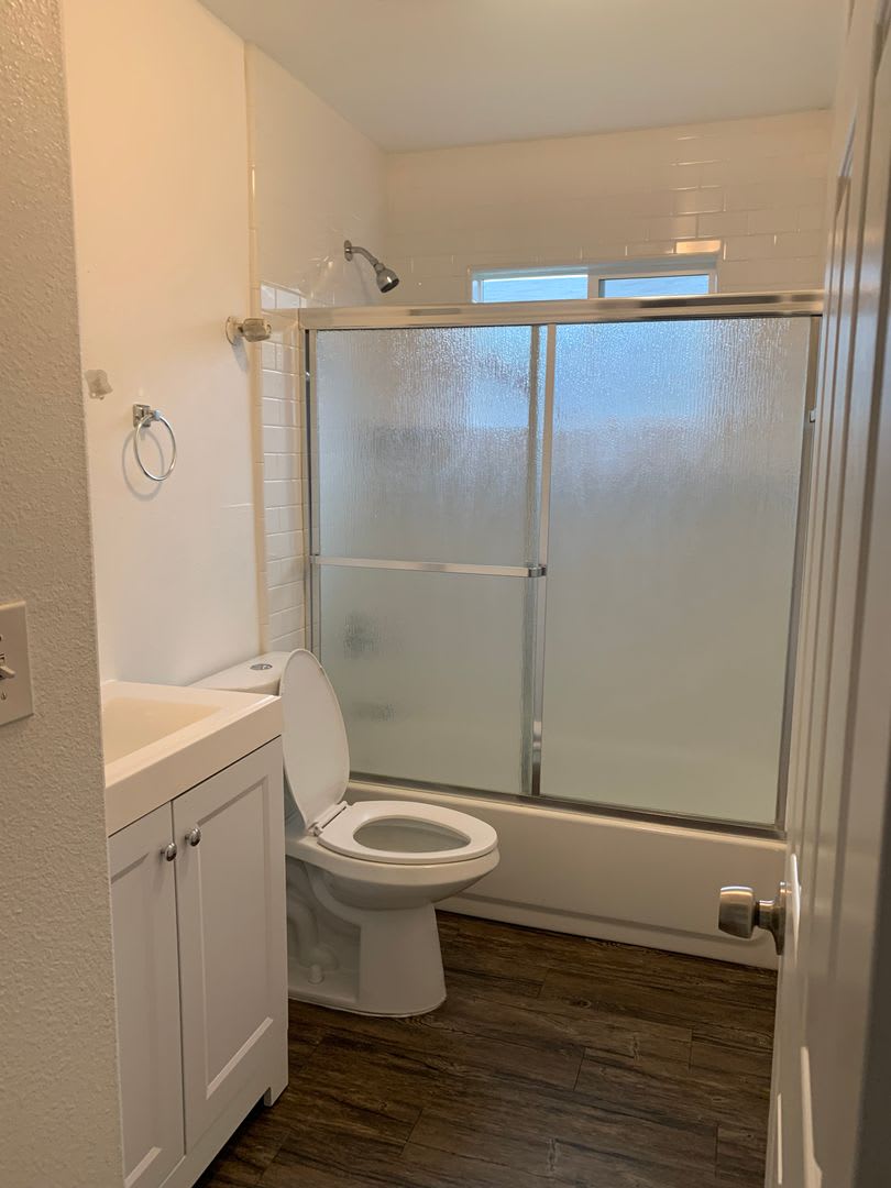 2 bedroom 1 Bath apartment available now – photo 4