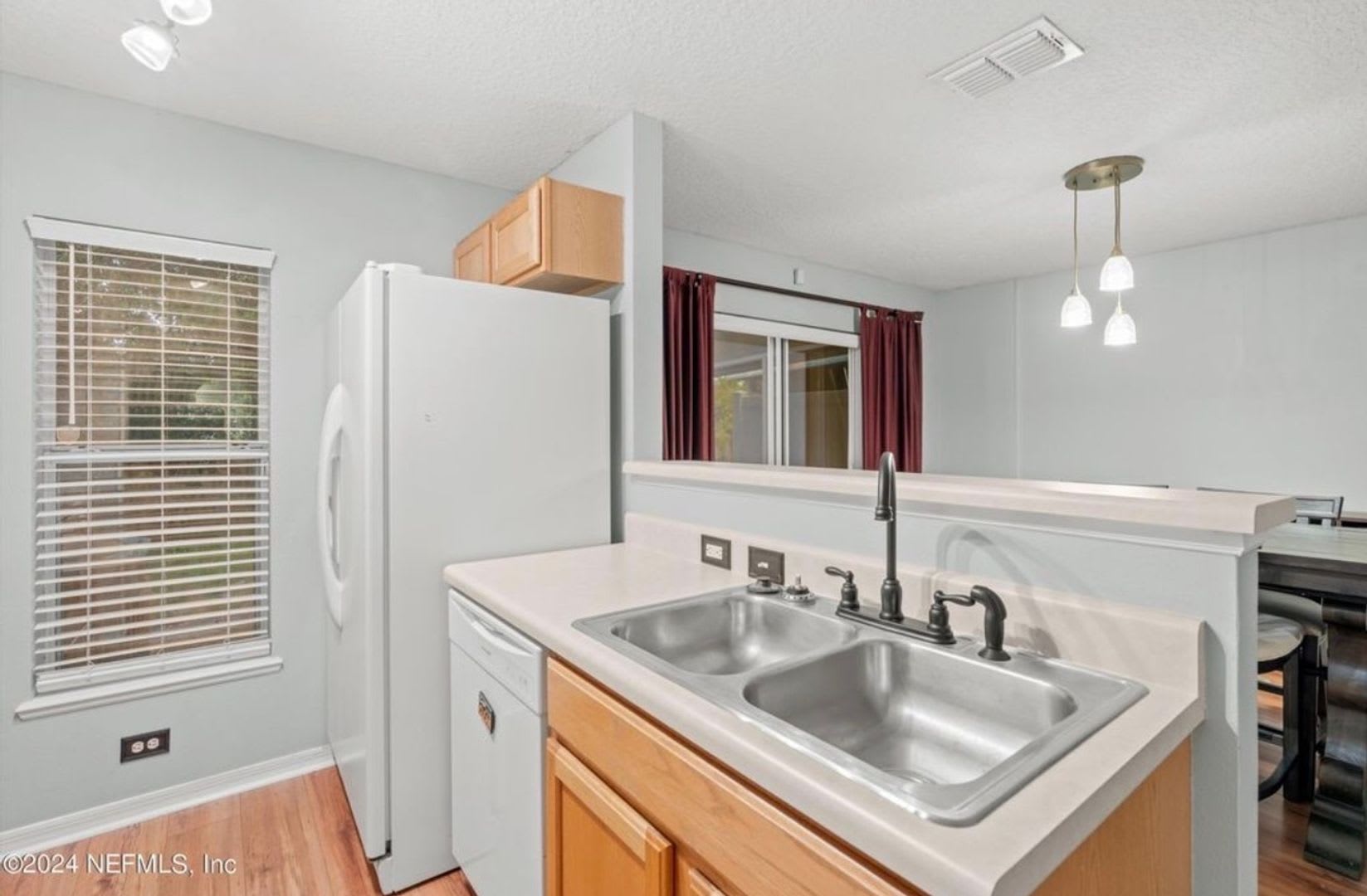 Charming 3BR Townhome in Jacksonville – photo 4